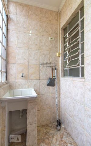 Casa à venda com 200m², 2 quartos e 4 vagas Casa à venda com 200m², 2 quartos e 4 vagasLavanderia