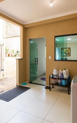 Casa à venda com 250m², 3 quartos e 2 vagasÁrea de serviço