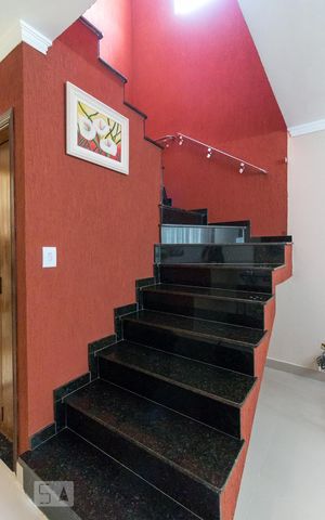 Casa à venda com 250m², 3 quartos e 2 vagasEscadas