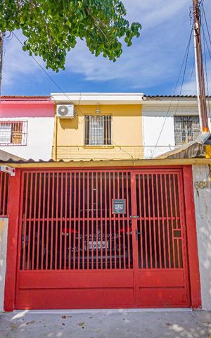 Casa à venda com 118m², 2 quartos e 1 vaga Casa à venda com 118m², 2 quartos e 1 vagaFachada