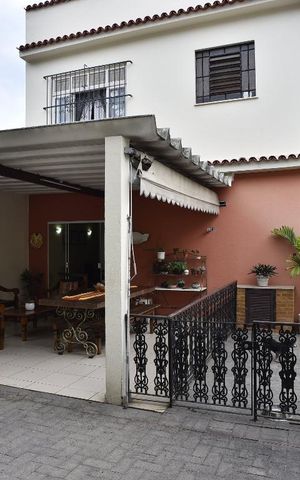 Casa à venda com 225m², 3 quartos e 3 vagasVaranda  dos fundos