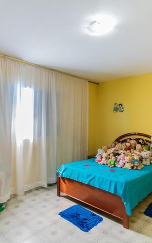 Casa à venda com 200m², 5 quartos e 5 vagas Casa à venda com 200m², 5 quartos e 5 vagasSuíte