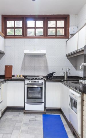 Casa à venda com 500m², 4 quartos e 5 vagas Casa à venda com 500m², 4 quartos e 5 vagascozinha gourmet