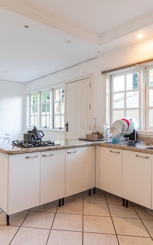 Casa à venda com 500m², 4 quartos e 5 vagas Casa à venda com 500m², 4 quartos e 5 vagasCozinha
