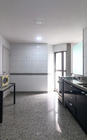 Apartamento à venda com 355m², 4 quartos e 4 vagas Apartamento à venda com 355m², 4 quartos e 4 vagasCozinha
