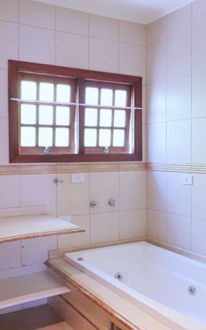 Casa à venda com 438m², 4 quartos e 6 vagas Casa à venda com 438m², 4 quartos e 6 vagasDetalhe banheiro