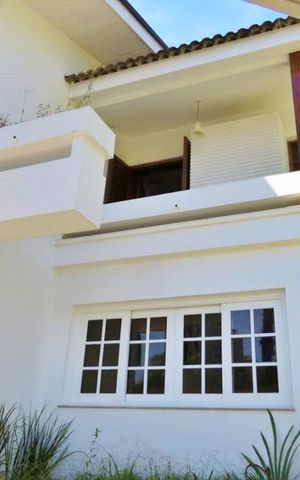 Casa à venda com 438m², 4 quartos e 6 vagas Casa à venda com 438m², 4 quartos e 6 vagasFachada
