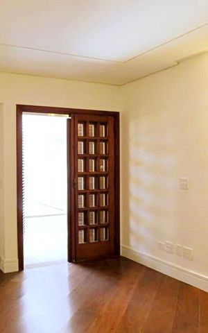 Casa à venda com 438m², 4 quartos e 6 vagas Casa à venda com 438m², 4 quartos e 6 vagasQuarto 4