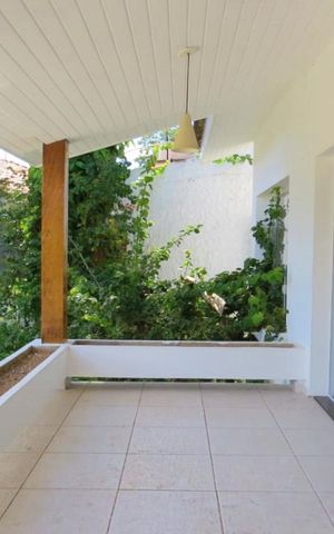 Casa à venda com 438m², 4 quartos e 6 vagas Casa à venda com 438m², 4 quartos e 6 vagasVaranda da Sala