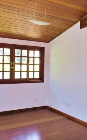 Casa à venda com 438m², 4 quartos e 6 vagas Casa à venda com 438m², 4 quartos e 6 vagasEscritório