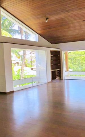 Casa à venda com 438m², 4 quartos e 6 vagas Casa à venda com 438m², 4 quartos e 6 vagasSala