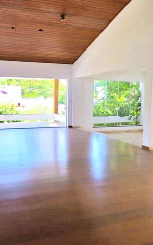 Casa à venda com 438m², 4 quartos e 6 vagas Casa à venda com 438m², 4 quartos e 6 vagasSala