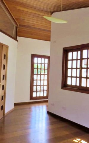 Casa à venda com 438m², 4 quartos e 6 vagas Casa à venda com 438m², 4 quartos e 6 vagasEscritório