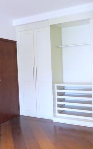 Casa à venda com 438m², 4 quartos e 6 vagas Casa à venda com 438m², 4 quartos e 6 vagasQuarto 4 - Armários
