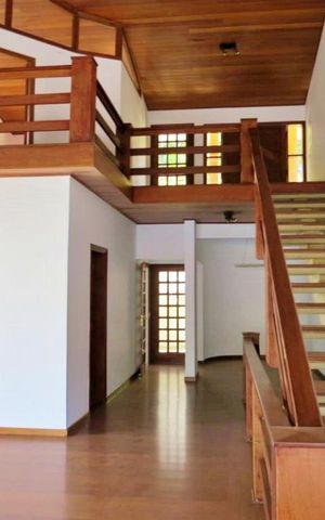 Casa à venda com 438m², 4 quartos e 6 vagas Casa à venda com 438m², 4 quartos e 6 vagasSala