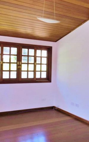 Casa à venda com 438m², 4 quartos e 6 vagas Casa à venda com 438m², 4 quartos e 6 vagasEscritório
