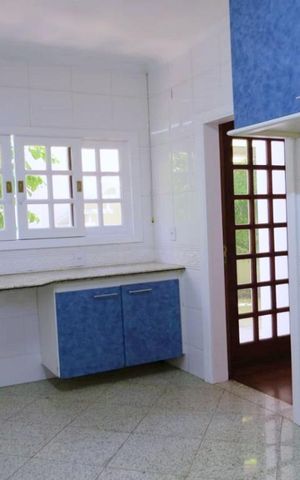 Casa à venda com 438m², 4 quartos e 6 vagas Casa à venda com 438m², 4 quartos e 6 vagasCozinha - Armários