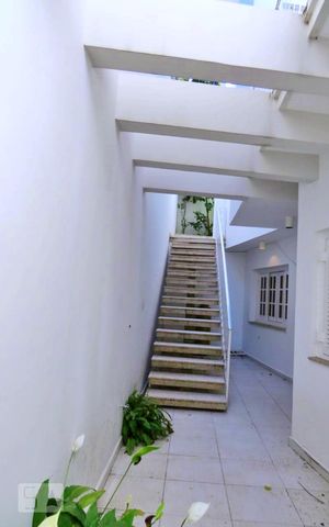 Casa à venda com 438m², 4 quartos e 6 vagas Casa à venda com 438m², 4 quartos e 6 vagasÁrea Externa