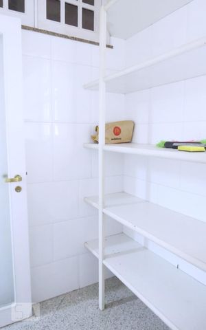Casa à venda com 438m², 4 quartos e 6 vagas Casa à venda com 438m², 4 quartos e 6 vagasDespensa