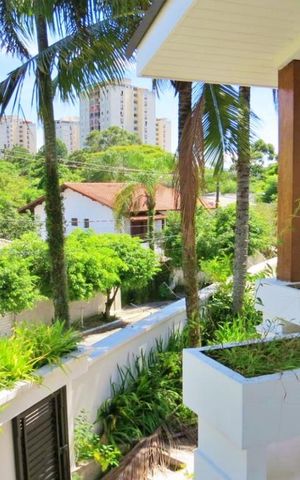 Casa à venda com 438m², 4 quartos e 6 vagas Casa à venda com 438m², 4 quartos e 6 vagasVista da Varanda
