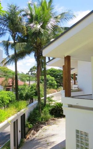 Casa à venda com 438m², 4 quartos e 6 vagas Casa à venda com 438m², 4 quartos e 6 vagasÁrea Externa