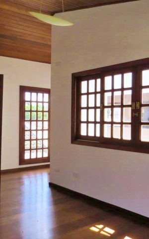 Casa à venda com 438m², 4 quartos e 6 vagas Casa à venda com 438m², 4 quartos e 6 vagasEscritório