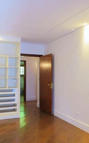 Casa à venda com 438m², 4 quartos e 6 vagas Casa à venda com 438m², 4 quartos e 6 vagasQuarto 3 - Suíte - Armários