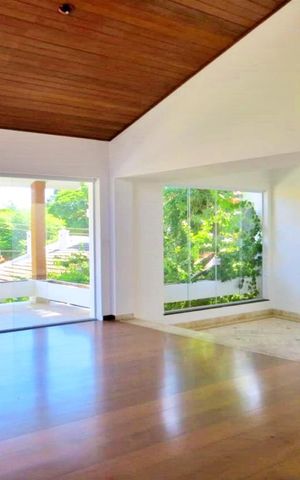 Casa à venda com 438m², 4 quartos e 6 vagas Casa à venda com 438m², 4 quartos e 6 vagasSala