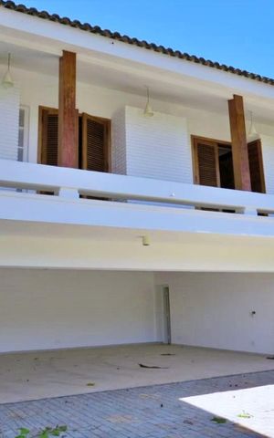 Casa à venda com 438m², 4 quartos e 6 vagas Casa à venda com 438m², 4 quartos e 6 vagasGaragem
