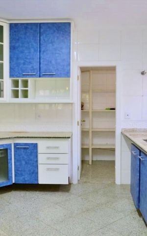 Casa à venda com 438m², 4 quartos e 6 vagas Casa à venda com 438m², 4 quartos e 6 vagasCozinha - Armários