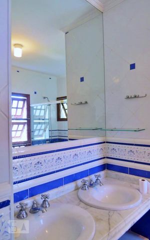 Casa à venda com 438m², 4 quartos e 6 vagas Casa à venda com 438m², 4 quartos e 6 vagasBanheiro da Suíte 1
