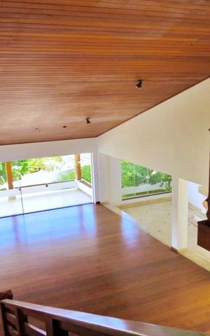 Casa à venda com 438m², 4 quartos e 6 vagas Casa à venda com 438m², 4 quartos e 6 vagasDetalhe