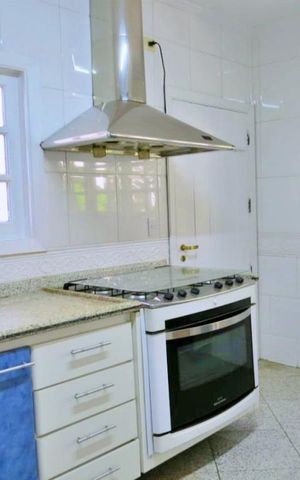 Casa à venda com 438m², 4 quartos e 6 vagas Casa à venda com 438m², 4 quartos e 6 vagasCozinha - Armários