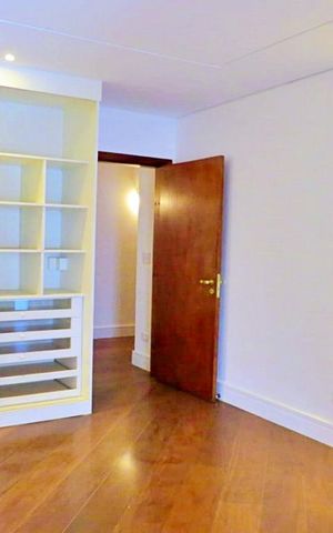 Casa à venda com 438m², 4 quartos e 6 vagas Casa à venda com 438m², 4 quartos e 6 vagasQuarto 3 - Suíte - Armários