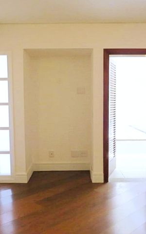 Casa à venda com 438m², 4 quartos e 6 vagas Casa à venda com 438m², 4 quartos e 6 vagasQuarto 4