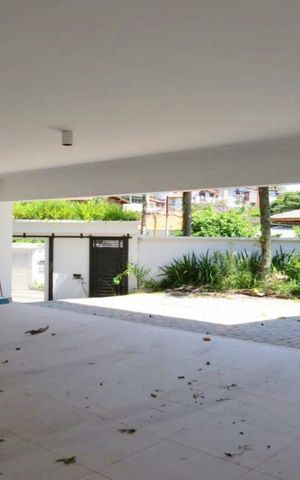 Casa à venda com 438m², 4 quartos e 6 vagas Casa à venda com 438m², 4 quartos e 6 vagasGaragem