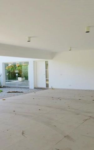 Casa à venda com 438m², 4 quartos e 6 vagas Casa à venda com 438m², 4 quartos e 6 vagasGaragem