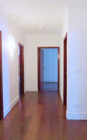 Casa à venda com 438m², 4 quartos e 6 vagas Casa à venda com 438m², 4 quartos e 6 vagasCorredor