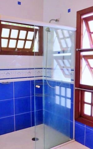 Casa à venda com 438m², 4 quartos e 6 vagas Casa à venda com 438m², 4 quartos e 6 vagasBanheiro da Suíte 1