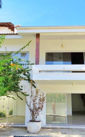 Casa à venda com 438m², 4 quartos e 6 vagas Casa à venda com 438m², 4 quartos e 6 vagasFachada