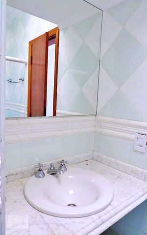 Casa à venda com 438m², 4 quartos e 6 vagas Casa à venda com 438m², 4 quartos e 6 vagasBanheiro da Suíte 2