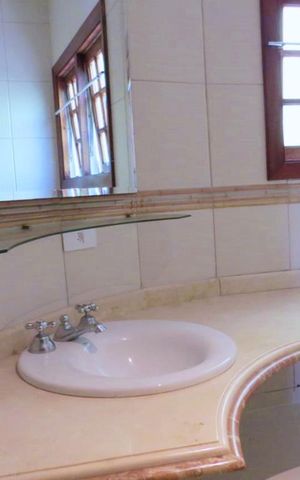 Casa à venda com 438m², 4 quartos e 6 vagas Casa à venda com 438m², 4 quartos e 6 vagasBanheiro 4