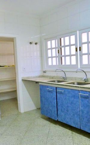 Casa à venda com 438m², 4 quartos e 6 vagas Casa à venda com 438m², 4 quartos e 6 vagasCozinha - Armários