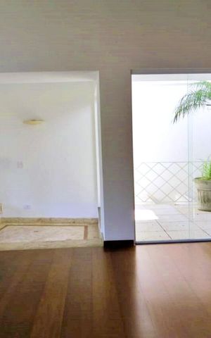 Casa à venda com 438m², 4 quartos e 6 vagas Casa à venda com 438m², 4 quartos e 6 vagasSala