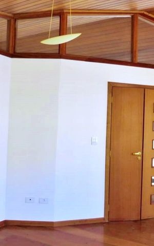 Casa à venda com 438m², 4 quartos e 6 vagas Casa à venda com 438m², 4 quartos e 6 vagasEscritório