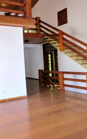 Casa à venda com 438m², 4 quartos e 6 vagas Casa à venda com 438m², 4 quartos e 6 vagasSala