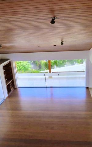 Casa à venda com 438m², 4 quartos e 6 vagas Casa à venda com 438m², 4 quartos e 6 vagasDetalhe