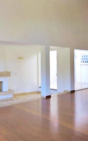 Casa à venda com 438m², 4 quartos e 6 vagas Casa à venda com 438m², 4 quartos e 6 vagasSala