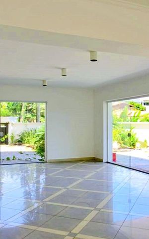 Casa à venda com 438m², 4 quartos e 6 vagas Casa à venda com 438m², 4 quartos e 6 vagasSalao de Festa