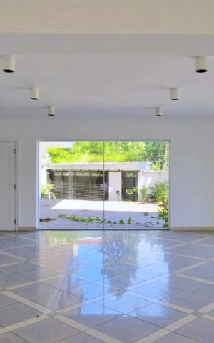 Casa à venda com 438m², 4 quartos e 6 vagas Casa à venda com 438m², 4 quartos e 6 vagasSalao de Festa